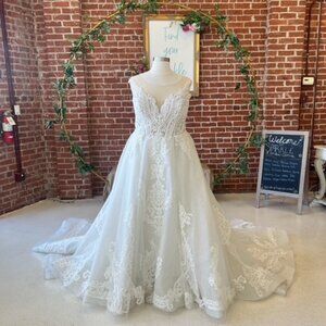 A gorgeous Ivory SPARKLE Bridal Couture exclusive wedding gown Size 22